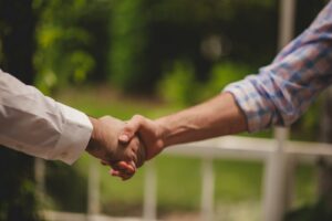 Poignée de main entre deux personnes en extérieur