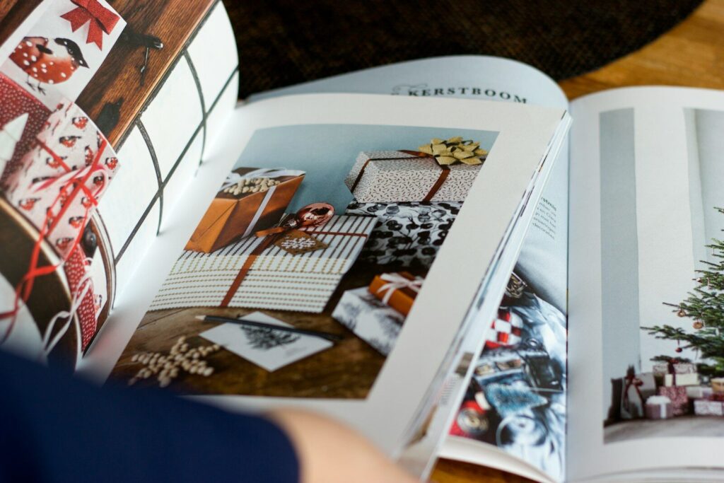 Magazine imprimé ouvert sur une double page illustrée