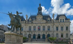 Façade d’un hôtel de ville et statue équestre sur la place