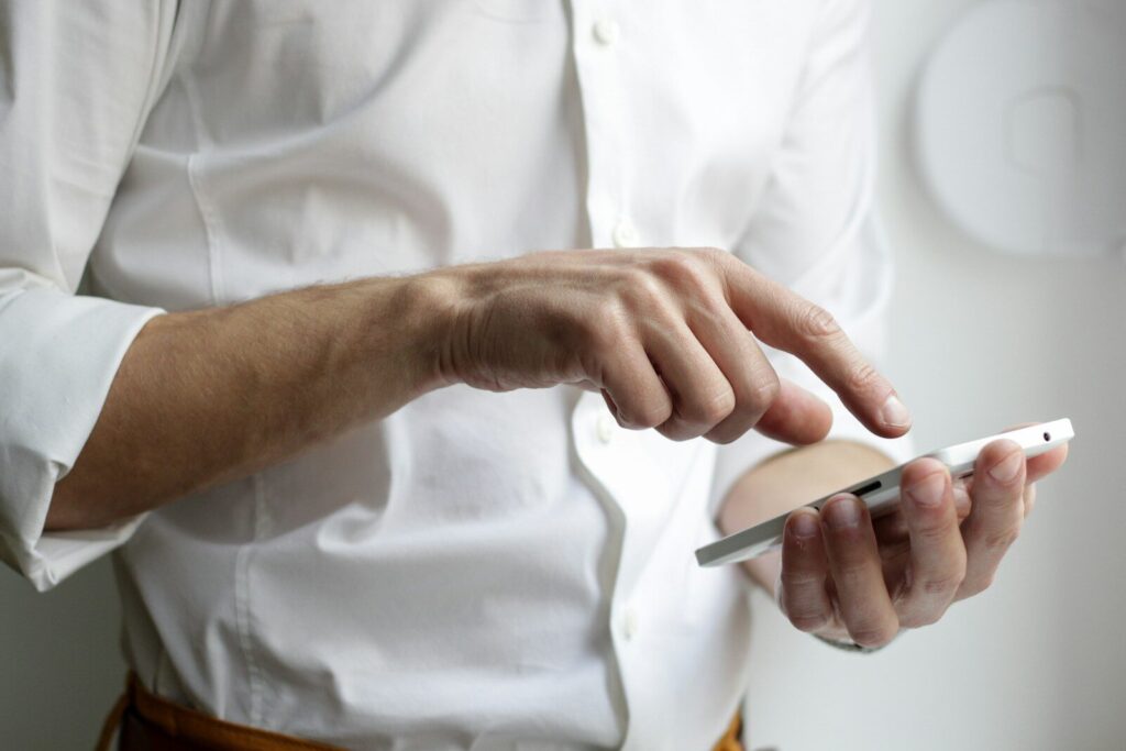 Personne consultant une notification sur son smartphone