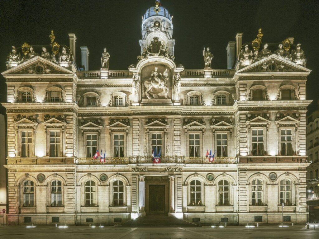 Façade illuminée d’un hôtel de ville la nuit