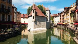 Le Palais de l’Isle et les canaux de la vieille ville d’Annecy