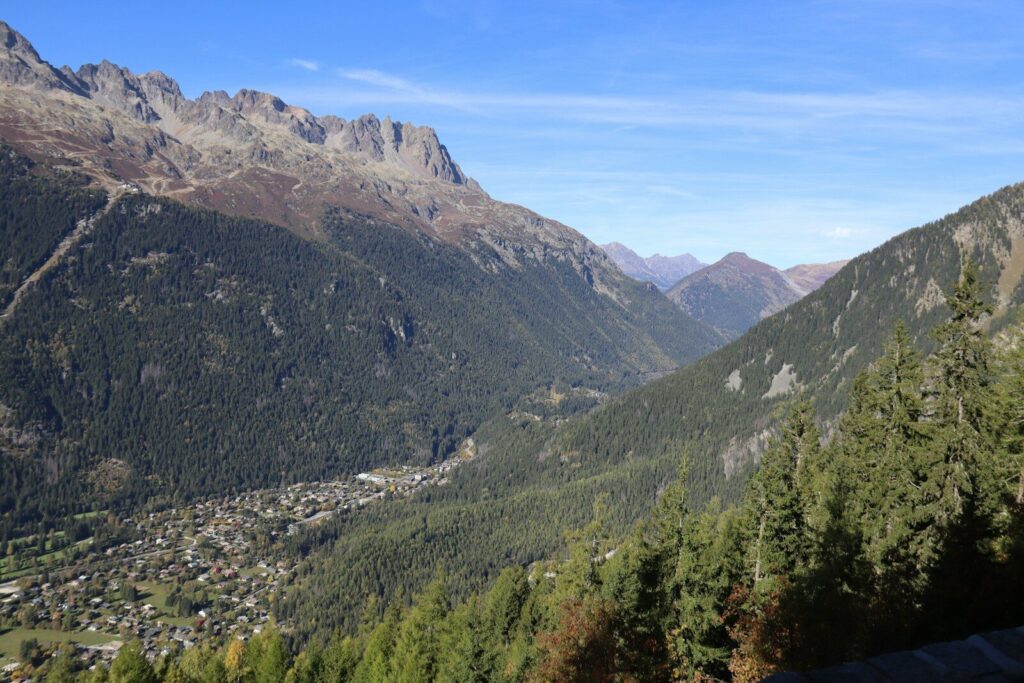 Ville nichée au fond d’une vallée alpine, au pied des sommets