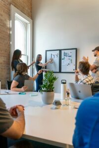 Équipe réunie autour d’une table pour définir une stratégie de communication