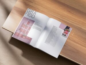 Brochure imprimée ouverte avec textes et photographies, exemple de mise en page éditoriale